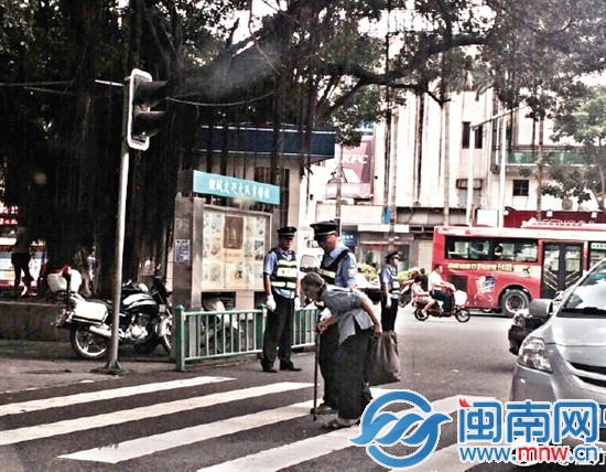 協(xié)管員天天守護佝僂老太過馬路