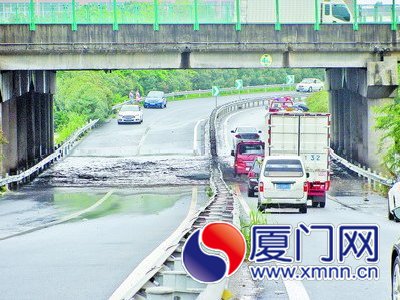 高速路上出現(xiàn)積水