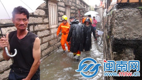 同安西柯丙洲村上鄉(xiāng)的小巷積水沒到小腿