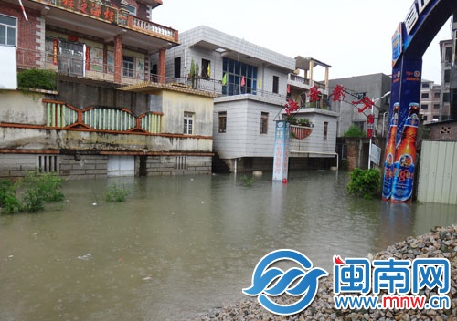 翔安瓊頭村宮山一村道被淹，積水淹沒路旁民房一樓