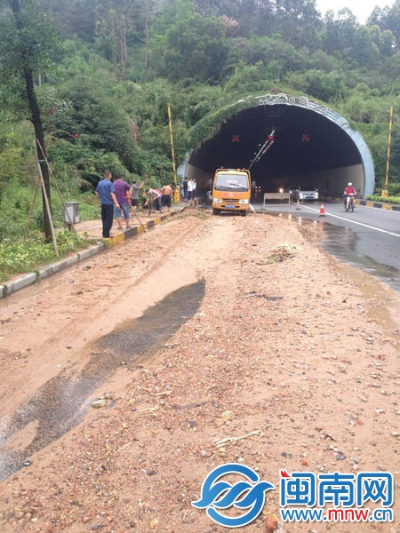 同安天馬山隧道口，兩車道被泥沙覆蓋