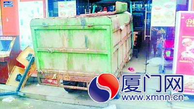 　肇事車一路橫沖直撞，沖進(jìn)店后才停下，還好沒撞到人