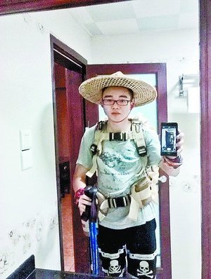 楊志偉的著裝讓人誤以為他在拍電影。