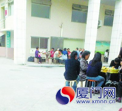 喪屬在太平間外折紙錢。