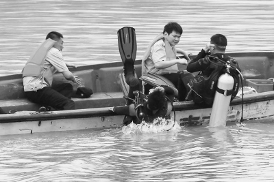 在泉州市2014年度防汛搶險(xiǎn)應(yīng)急綜合演練中，潛水員下