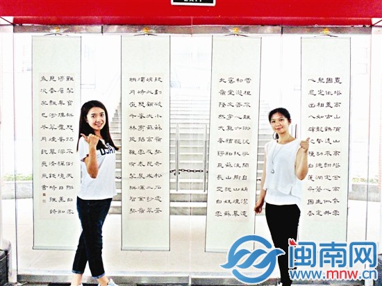 許燕燕（左）、王瑜與作品合影