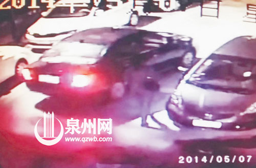 受害者剛出小區(qū)門口，就被車上的歹徒（左車）盯上