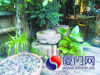 　店門口剩下的一塊石磨盤。