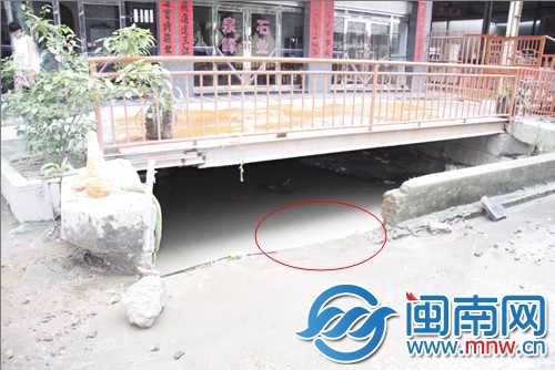 被困洪水下2小時 男子奇跡生還3