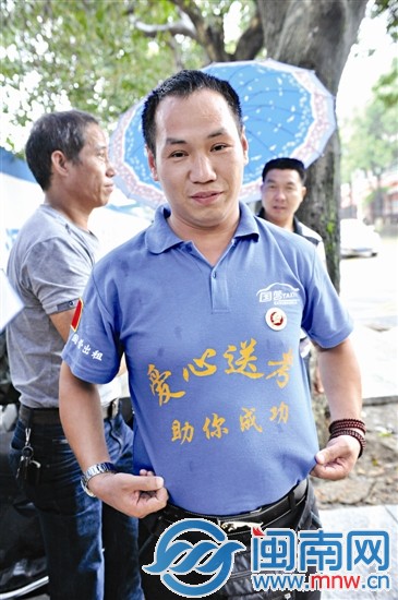 這位的哥堅(jiān)持八年愛心送考，今年還特意組織愛心車隊(duì)