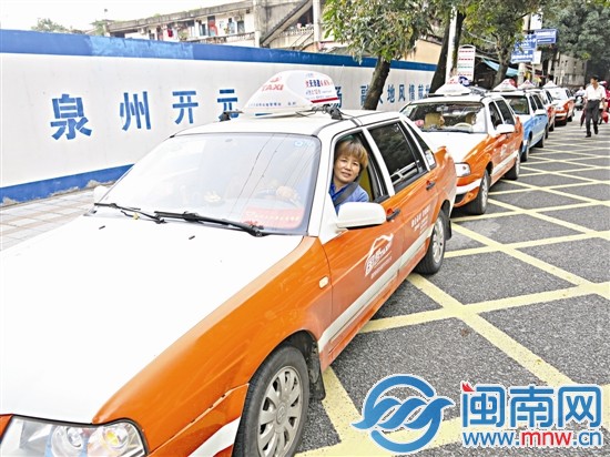 泉州培元中學(xué)門口，愛心車隊(duì)靜候考生