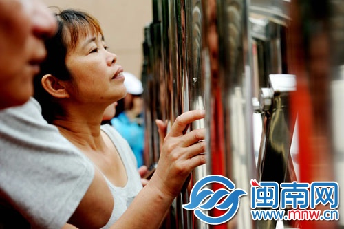 看著孩子進(jìn)考場（攝于泉州九中）