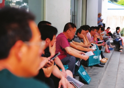 等待在考場外面的考生家長