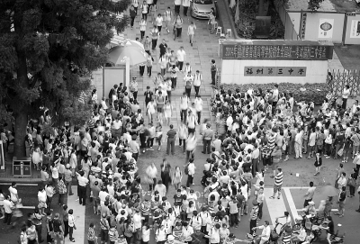 第一場(chǎng)考試結(jié)束后的考場(chǎng)外圍擠滿了考生家長的身影