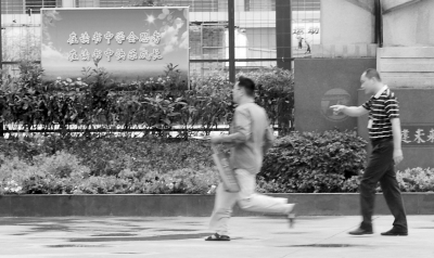 一名考生忘記帶證件遲到，飛奔跑向考場