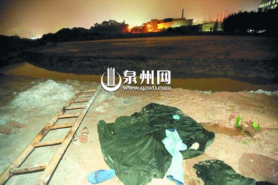 水渠邊只剩下孩子的拖鞋和一些衣服