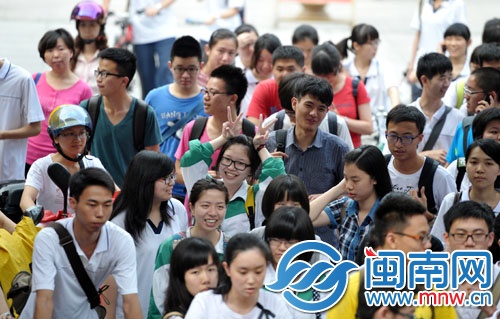 泉州五中考點(diǎn)，昨下午考試結(jié)束后，考生輕松出考場(chǎng)，