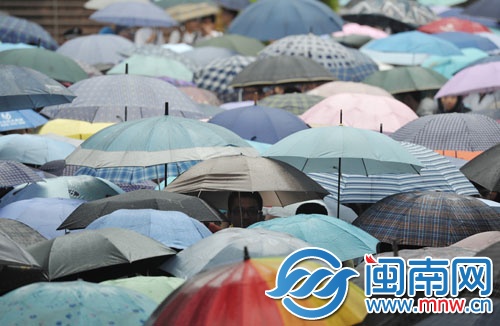 昨天上午語(yǔ)文考試結(jié)束，泉州五中，傘下是輕松面孔