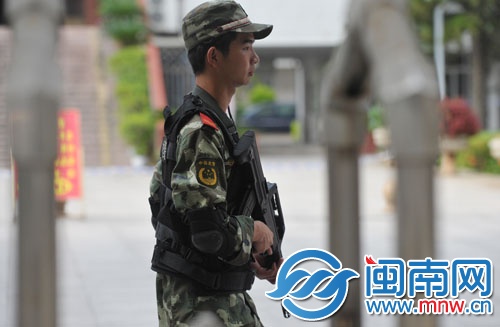 泉州五中考點(diǎn)，武警持槍保護(hù)考場(chǎng)安全