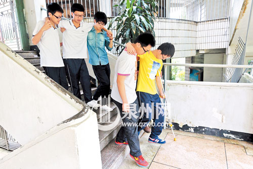 同學(xué)們主動攙扶幫助他們下樓梯
