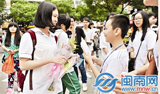 泉州九中門口，海都小記者迎接剛參加完高考的姐姐，