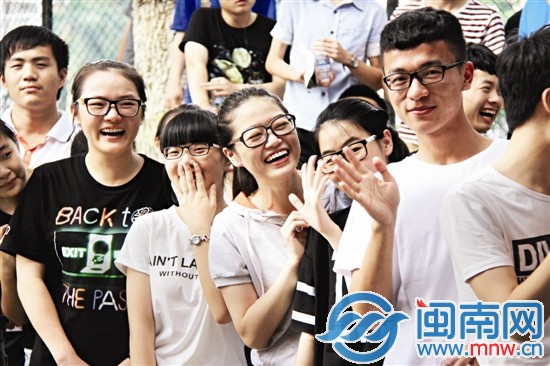 漳州一中，考生開心地跟場外的家人招手