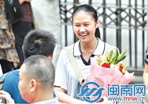 泉州五中，一名考生接過鮮花，露出燦爛的笑容