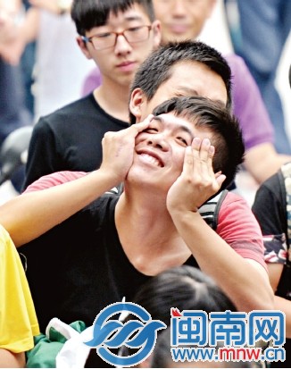 終于考完了，泉州五中，兩個男生玩鬧在一起