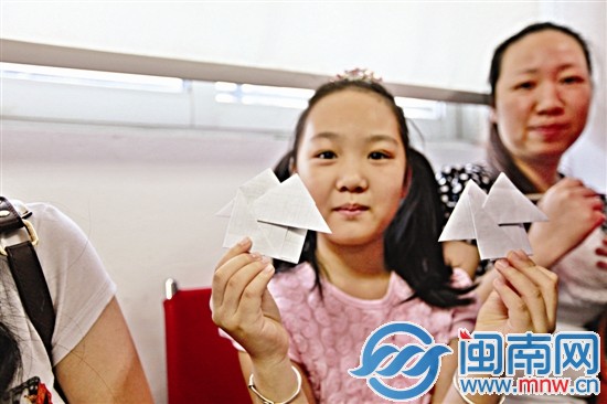 母女倆將信疊成房子狀，活潑有趣