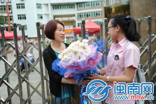 媽媽唯一一次接送，就送上12只小熊，女兒感到不好意