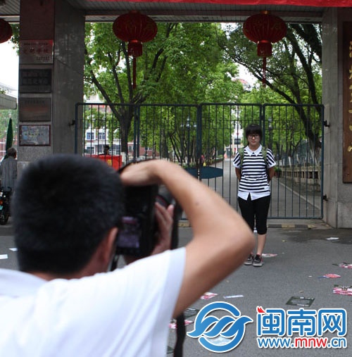 女兒出來后，易先生幫她拍照留念