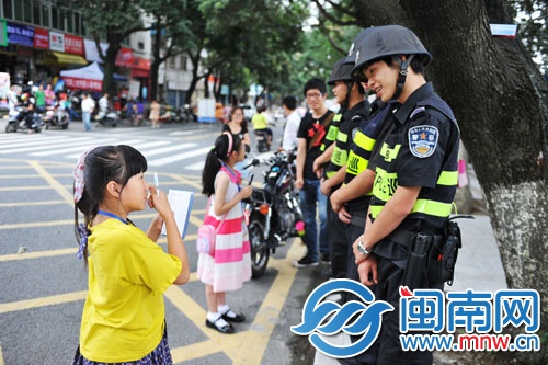 小記者采訪警察叔叔，“這幾天辛苦嗎？”