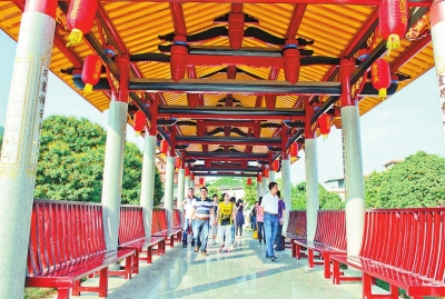 永春縣富有傳統(tǒng)風(fēng)格的廊橋吸引來不少游客