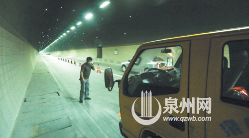 發(fā)現(xiàn)車(chē)在隧道里出故障，司機(jī)第一時(shí)間報(bào)警。