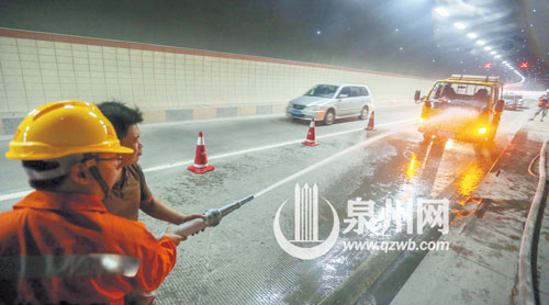 司機(jī)協(xié)助工作人員一起滅火