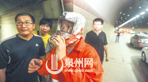 危急情況下，需使用防毒面具逃生