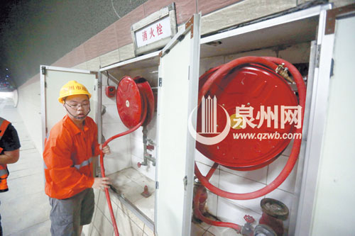 隧道內不遠處就有消防栓，方便事故發(fā)生后救援