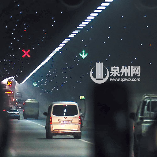 出事故的車(chē)道上方會(huì)顯示打叉