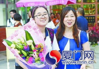 孩子走出考場,媽媽獻上鮮花表示祝賀。