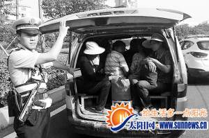 超載司機將面臨罰款。面包車核載7人，實載19人