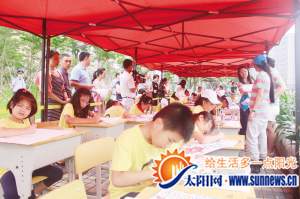 20名小學(xué)生現(xiàn)場(chǎng)作畫(huà)