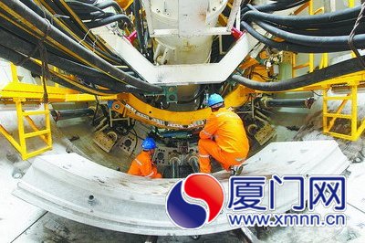 工作人員正在為“成功號(hào)”做細(xì)致檢查。