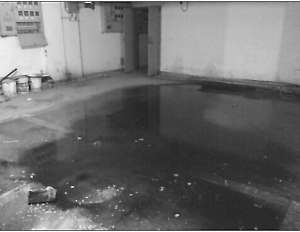 污水前方就是樓梯口。