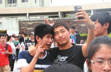 高考結(jié)束，自拍留個(gè)紀(jì)念。