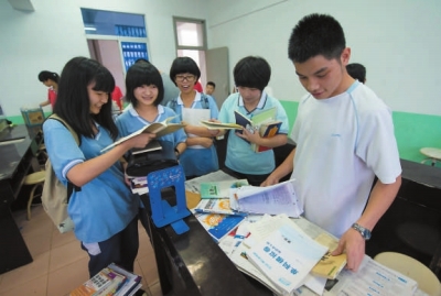 小學(xué)妹們找學(xué)長(zhǎng)討要學(xué)習(xí)筆記和復(fù)習(xí)資料。