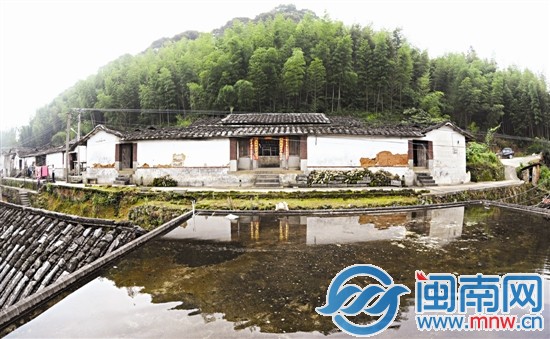 梁披云的故居在青山竹林下，年久失修