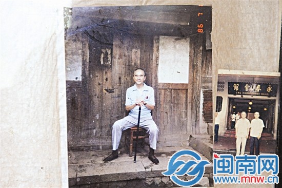 梁披云80歲時回鄉(xiāng)，在故居前留影留書
