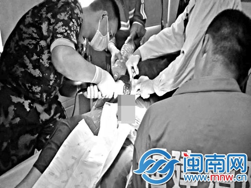 歐乾坤利用切割機對鋼管進行切割