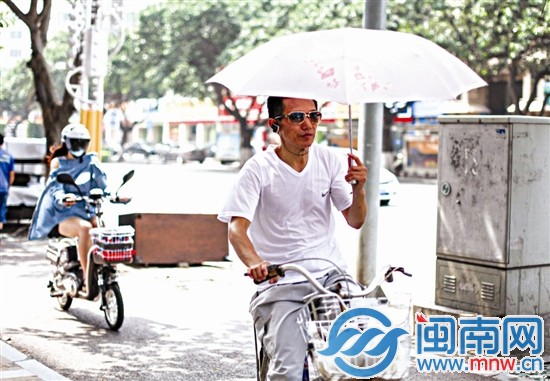 墨鏡加小傘，大叔有點(diǎn)潮