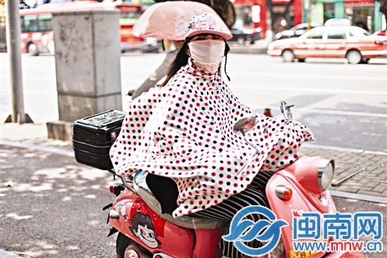 斑點(diǎn)水果色大包圍，只露出雙眼